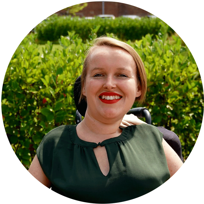 Patrizia Kubanek, Mitarbeiterin von Pat.nrw sitzt vor einer grünen Hecke und lächelt in die Kamera